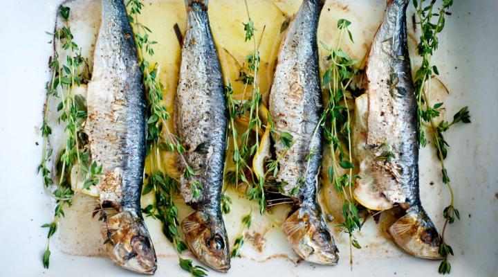 Broiled sardines with thyme and lemon